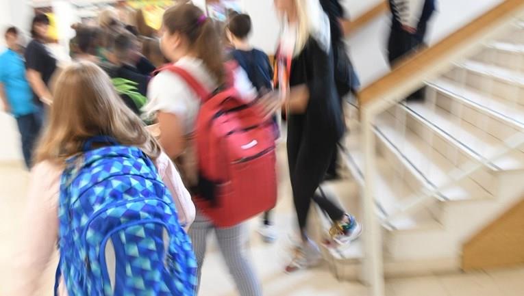 Дете од Србија ја украло заштедата на родителите, па ги делело еврата за да биде славен 