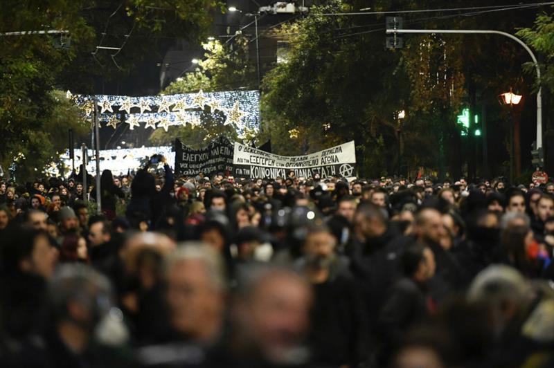 Илјадници  луѓе  протестираат во Атина и Солун, шокирани од трагедијата во која загинаа 57 лица
