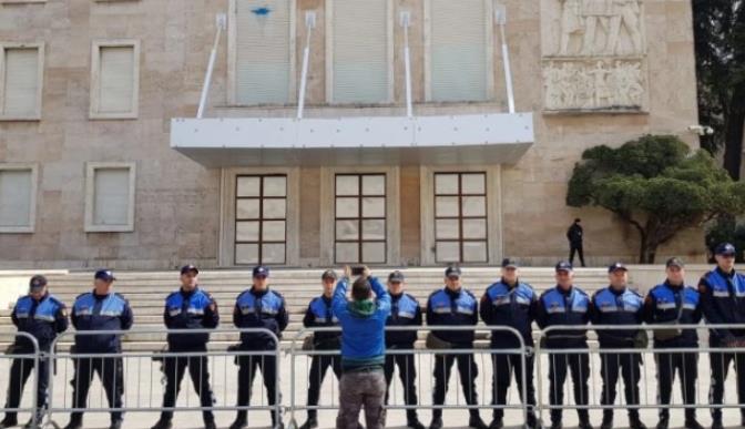 За безбедноста на денешниот протест на опозицијата во Тирана ангажирани над 1100 полицајци