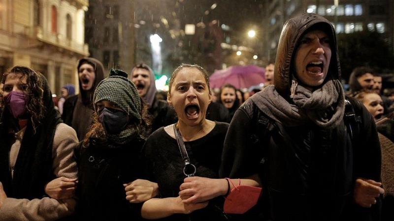 Масовен протест на учениците и студентите во Атина поради железничката несреќа