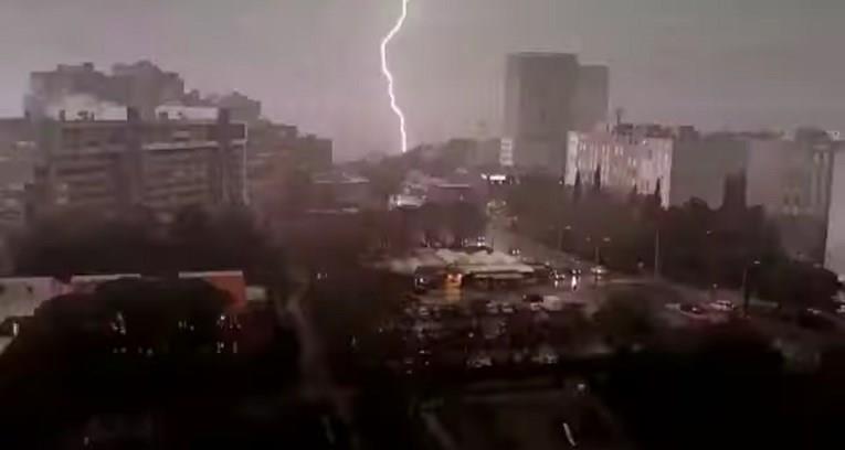 Силно невреме на хрватското крајбрежје, авион не успеа да слета во Сплит (ВИДЕО)