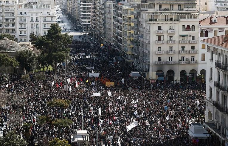 По масовните протести, Грците излегуваат на генерален штрајк поради железничката несреќа(ВИДЕО)