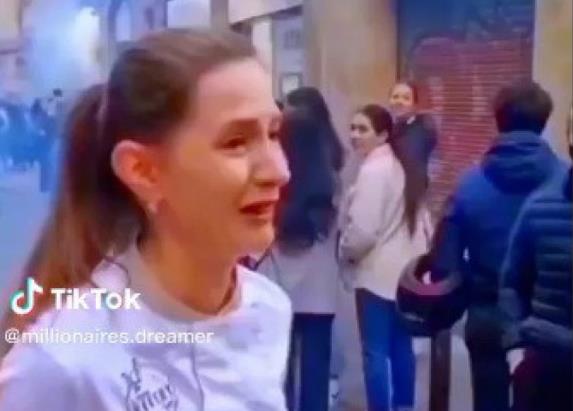 Ги молела луѓето да ја поддржат при отворање на пекарницата (видео)
