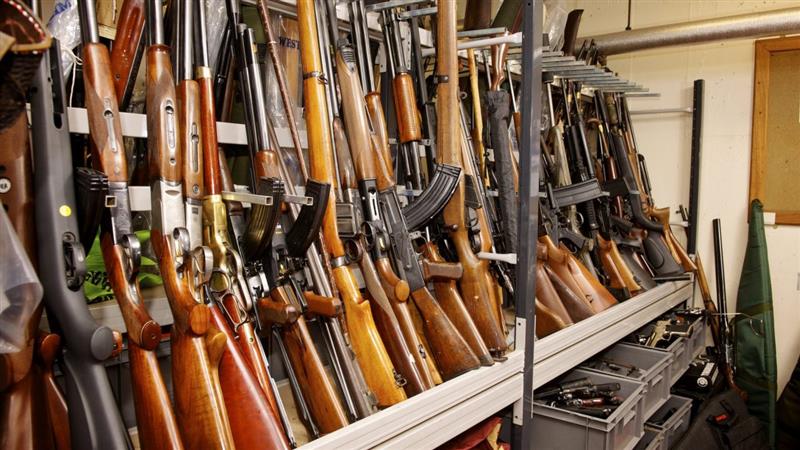 Топ чанел: Новинарите на „Фикс Фаре“ откриваат колку лесно може да се набави оружје во Албанија