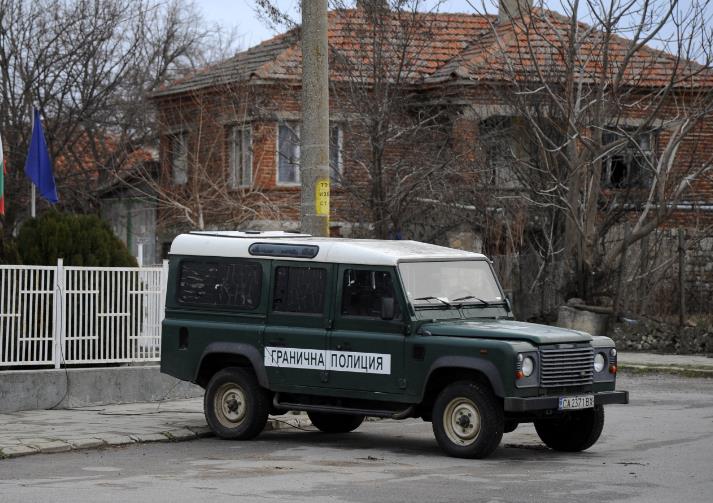 Во Бугарија загина мигрант по полициска потера на автопат, други 16 се повредени
