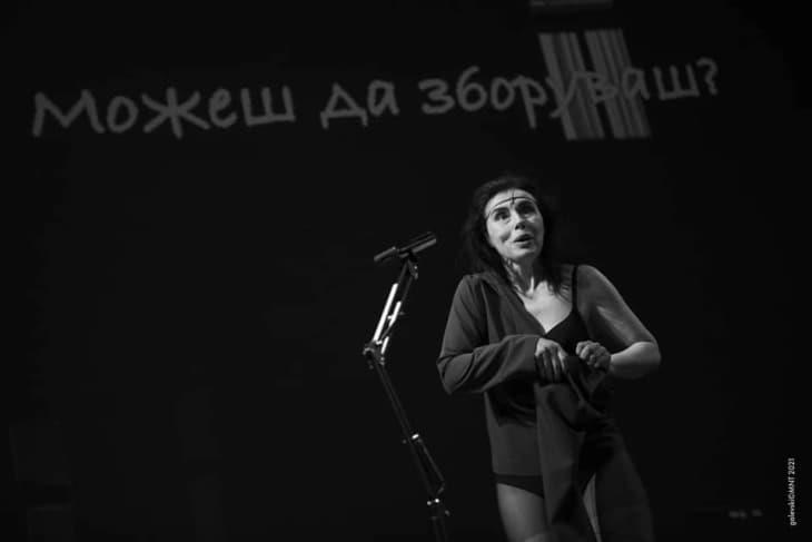 Бесплатна изведба на „Само глас“ на МНТ по повод Светскиот ден на театарот