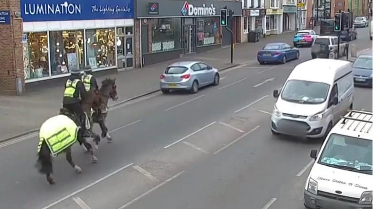 Во Британија на коњи ги бркаат престапниците во сообраќајот (ВИДЕО)