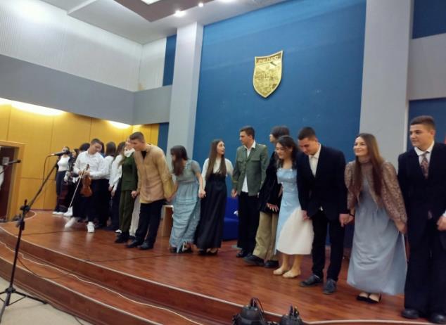 Велешките гимназијалци го изведоа драмско-музичкиот перформанс „Те љубам“