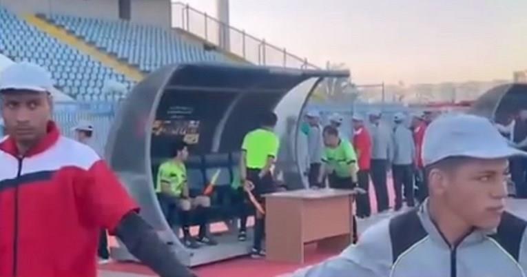 Судија е суспендиран- земал мобилен од публиката за да види каква одлука да донесе (ВИДЕО)