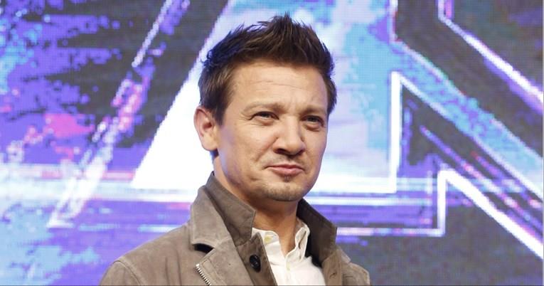 Џереми Ренер прооде, откако пред три месеци во несреќа скрши 30 коски (ВИДЕО)