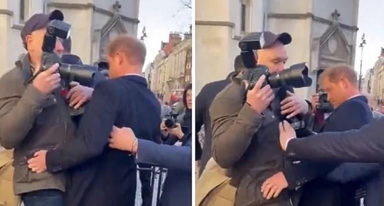 Принцот Хари се судри со фотограф додека влегуваше во суд (ВИДЕО)