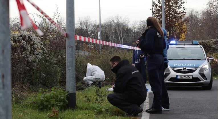 Во дом во Германија е најдено тело на 10- годишно силувано девојче, приведени 3 деца