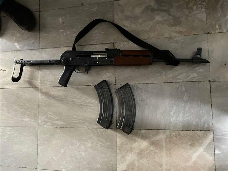 Скопјанец осомничен за поседување автоматска пушка и неколку пиштоли