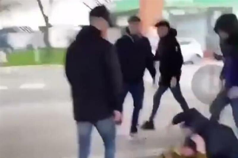Брутална тепачка на англиски навивачи на бензинска пумпа ја згрози Европа (ВИДЕО)