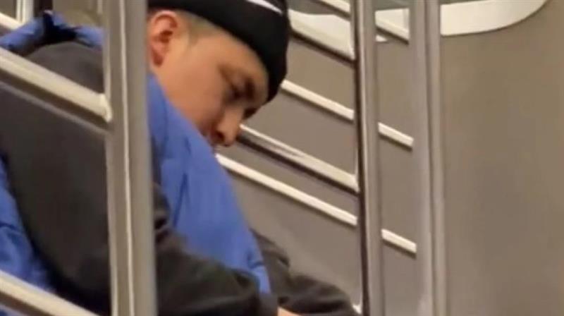 Заспал во метро, а потоа почувствувал како нешто го допира (видео)