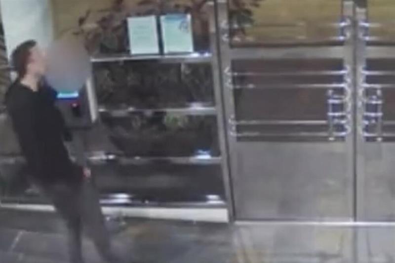 Снимено е убиство на милијардер среде улица, никој не му помага (Вознемирувачко видео) 