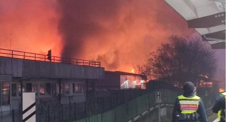 Огромен пожар во Хамбург, низ градот се шири облак од хемикалии: Не излегувајте (ВИДЕО)