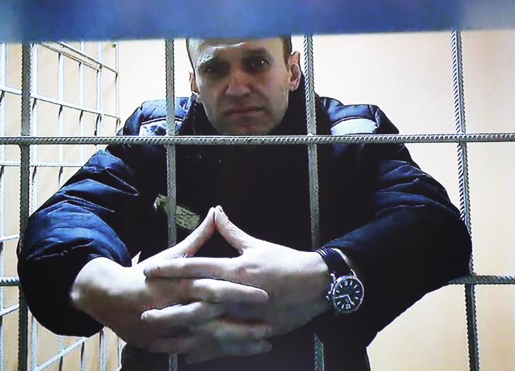 Навални во затворот е болен и без нега, тврди неговиот адвокат