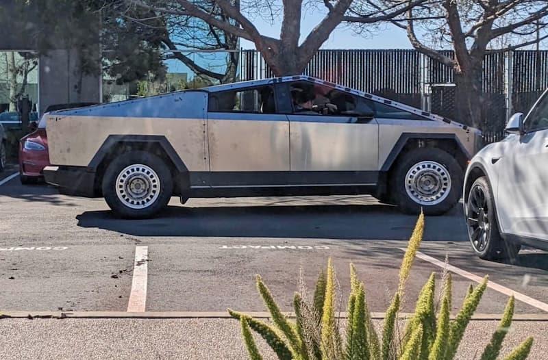 Фото:  „Cybertruck“ забележан со челични тркала