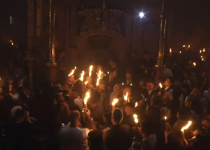 Видео- фото: Во Ерусалим запален Благодатниот оган 