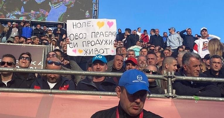 Прабаба на натпревар на Ѓоковиќ се појави со транспарент, што ја насмеа публиката 