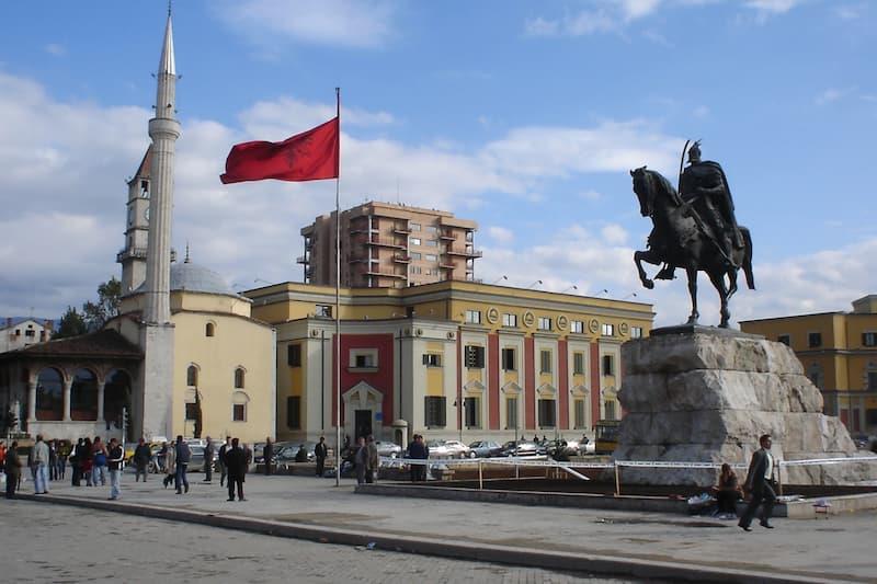 Албанија ги враќа визите за руските граѓани