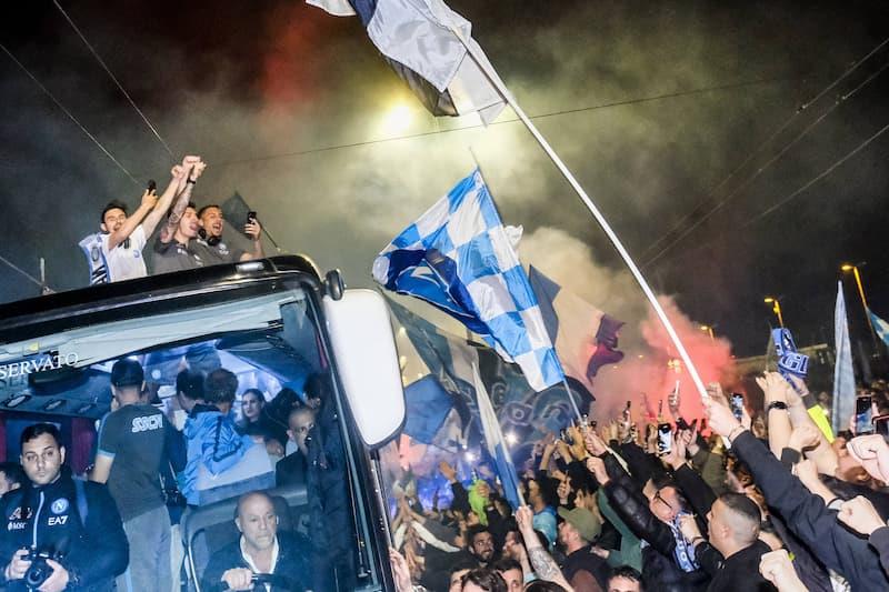 Наполи веќе ја слави титулата, фановите во делириум: Го урнавме Јувентис (ВИДЕО)