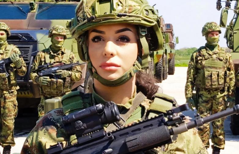 Која е убавицата која ги засени сите на воената смотра во Батајница?