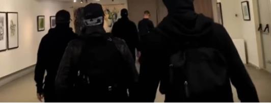 Група маскирани членови на „Златна зора“ упаднаа на изложбата на Сергеј Андреевски во Солун