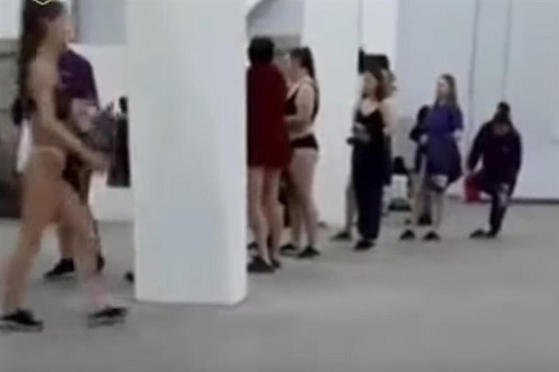 Видео од Русија: Работнички се соблекуваат за да покажат дека ништо не украле!