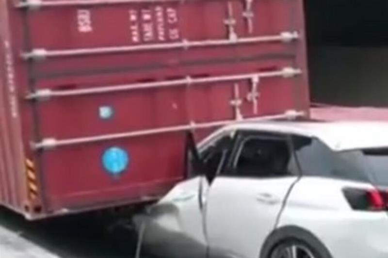 Тешка несреќа во Турција: Приколка од камион падна врз автомобил на кошаркар на Ефес (ВИДЕО)