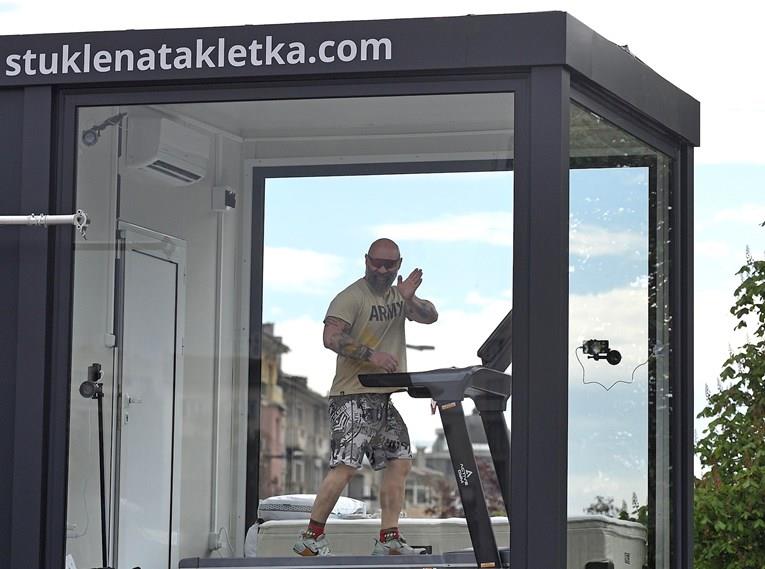 Бугарски спортист се затвори во стаклена кутија за да им помогне на младите зависници