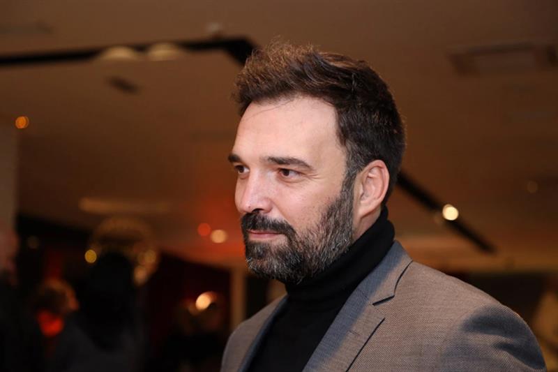Иван Босиљчиќ гушка друга жена, а тоа не е неговата сопруга Јелена Томашевиќ! (фото)
