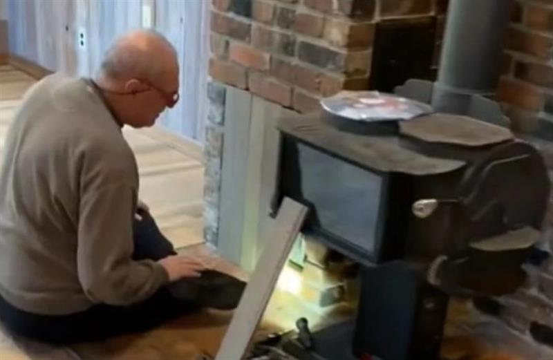 Се вселиле во куќа и забележале нешто необично кај стариот камин (видео) 