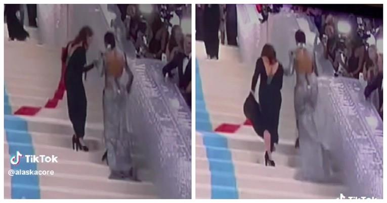 Пејачка на Мет Гала носи претесен фустан па мора да скока по скалите (ВИДЕО)