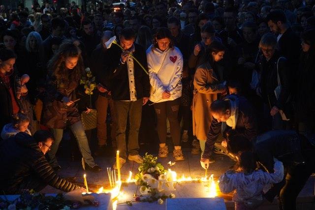 Граѓаните на Белград синоќа одржаа собир на Врачар,бараат оставки