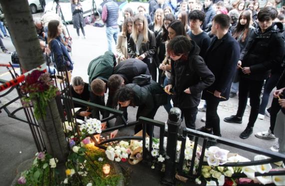 Ден по масакрот во Белград, тага, солзи, свеќи и цвеќиња за младите жртви