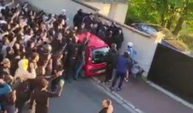 Видео: Гневни навивачи на ПСЖ пред домот на Нејмар