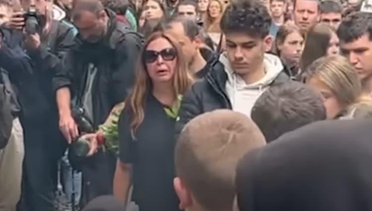 Потресена мајка по масакрот: Коста е зло, ќерка ми му беше на списокот (ВИДЕО)