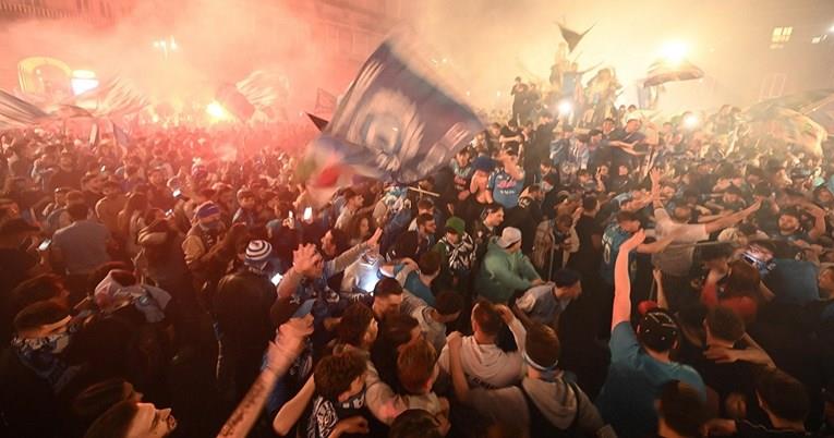Еден загинат, најмалку 200 повредени во прославата во Неапол (ВИДЕО)