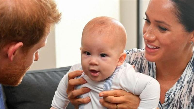 Роденденот на синот на принцот Хари, Арчи  во сенка на крунисувањето на Чарлс Трети 