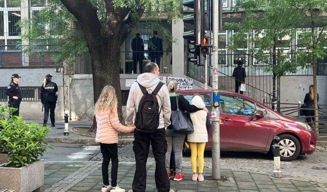 Учениците се вратија во „Владислав Рибникар“, но се уште не се знае како ќе се одвива наставата