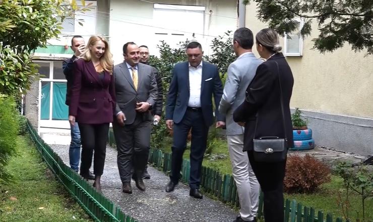 Министерот Шаќири и градоначалникот Јанчев во посета на ООУ во Кавадарци