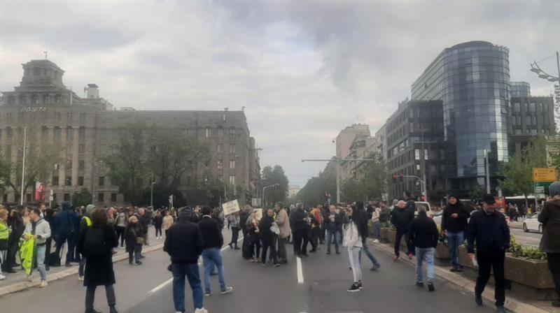 Почна протестот во Белград против насилството, затворен центарот на градот (ВИДЕО)