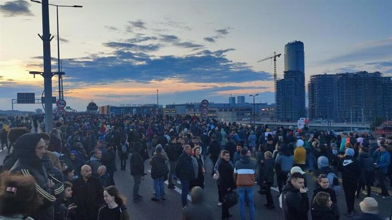 Во Белград заврши протестот против насилството, според опозицијата имало над 10.000 луѓе(ВИДЕО)
