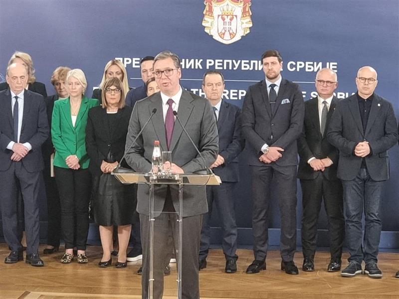 Вучиќ кон новинарка: Невоспитани сте, одамна заслуживте да бидете отстранети