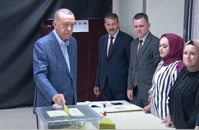 Избори во Турција: Гласовите за Ердоган паднаа под 50 проценти