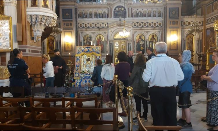 Илјадници Грци се поклонија во Атина пред чудотворната светогорска икона на Богородица