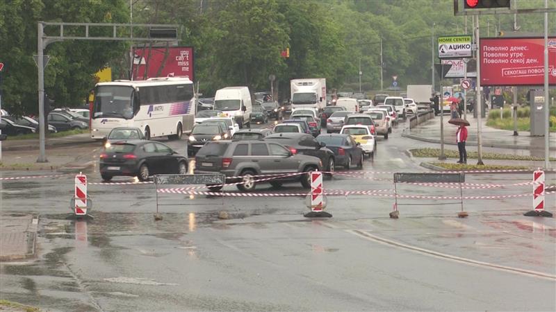 Колони возила и гужви откако мостот „Беласица“ од петокот е затворен за сообраќај