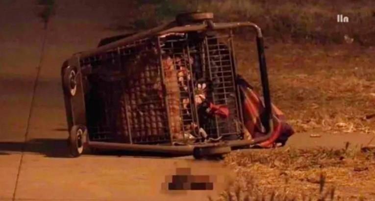 Непознато лице со меч му отсекол рака на бездомник во Калифорнија 
